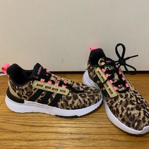 Girls adidas racer T21 running shoe size 2 1/2